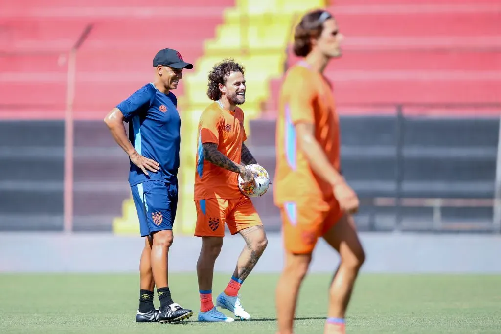 Pepa, técnico do Sport, e Lucas Lima, jogador do Sport, durante treino na Ilha do Retiro em Recife (PE), nesta terca-feira (21). A equipe se prepara para enfrentar o Ferroviario-CE pela Copa do Nordeste. Foto: Marlon Costa/AGIF