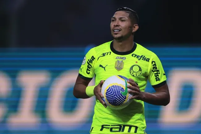 Rony não jogará contra o Santos – Foto: Ettore Chiereguini/AGIF.