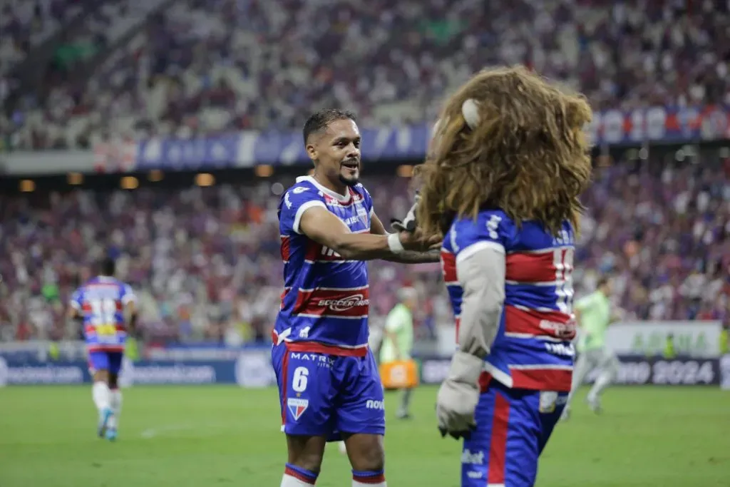 CE – FORTALEZA – 26/06/2024 – BRASILEIRO A 2024, FORTALEZA X PALMEIRAS – Bruno Pacheco jogador do Fortaleza comemora seu gol durante partida contra o Palmeiras no estadio Arena Castelao pelo campeonato Brasileiro A 2024. Foto: Lucas Emanuel/AGIF