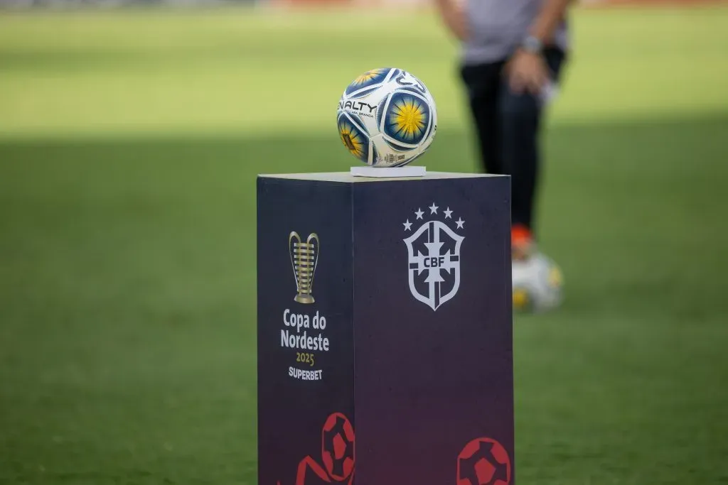 A bola do jogo vista antes da partida entre Ferroviario e Treze no estadio Presidente Vargas (CE) pelo campeonato Copa Do Nordeste 2025. Foto: Baggio Rodrigues/AGIF