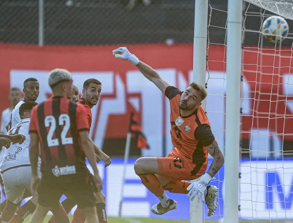 BA – SALVADOR – 19/01/2025 – BAIANO 2025, VITORIA X JACUIPENSE – Gabriel jogador do Vitoria durante partida contra o Jacuipense no estadio Barradao pelo campeonato Baiano 2025. Foto: Jhony Pinho/AGIF