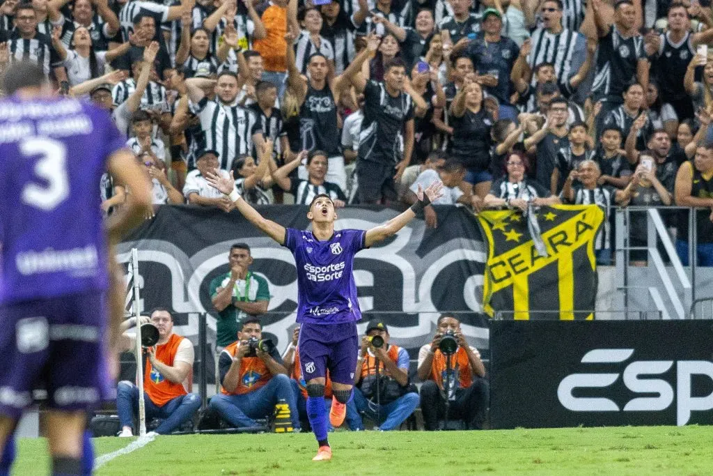 Erick Pulga, jogador do Ceará, celebra seu gol durante a partida contra o Avaí no Estádio Arena Castelão, pelo Campeonato Brasileiro Série B de 2024. Foto: Baggio Rodrigues/AGIF