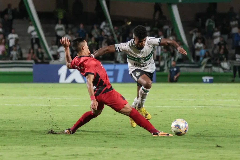 PR – CURITIBA – 18/02/2024 – PARANAENSE 2024, CORITIBA X ATHLETICO-PR – Jamerson jogador do Coritiba disputa lance com Cuello jogador do Athletico-PR durante partida no estadio Couto Pereira pelo campeonato Paranaense 2024. Foto: Robson Mafra/AGIF