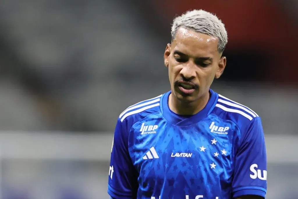MG – BELO HORIZONTE – 04/12/2024 – BRASILEIRO A 2024, CRUZEIRO X PALMEIRAS – Matheus Pereira jogador do Cruzeiro lamenta durante partida contra o Palmeiras no estadio Mineirao pelo campeonato Brasileiro A 2024. Foto: Gilson Lobo/AGIF