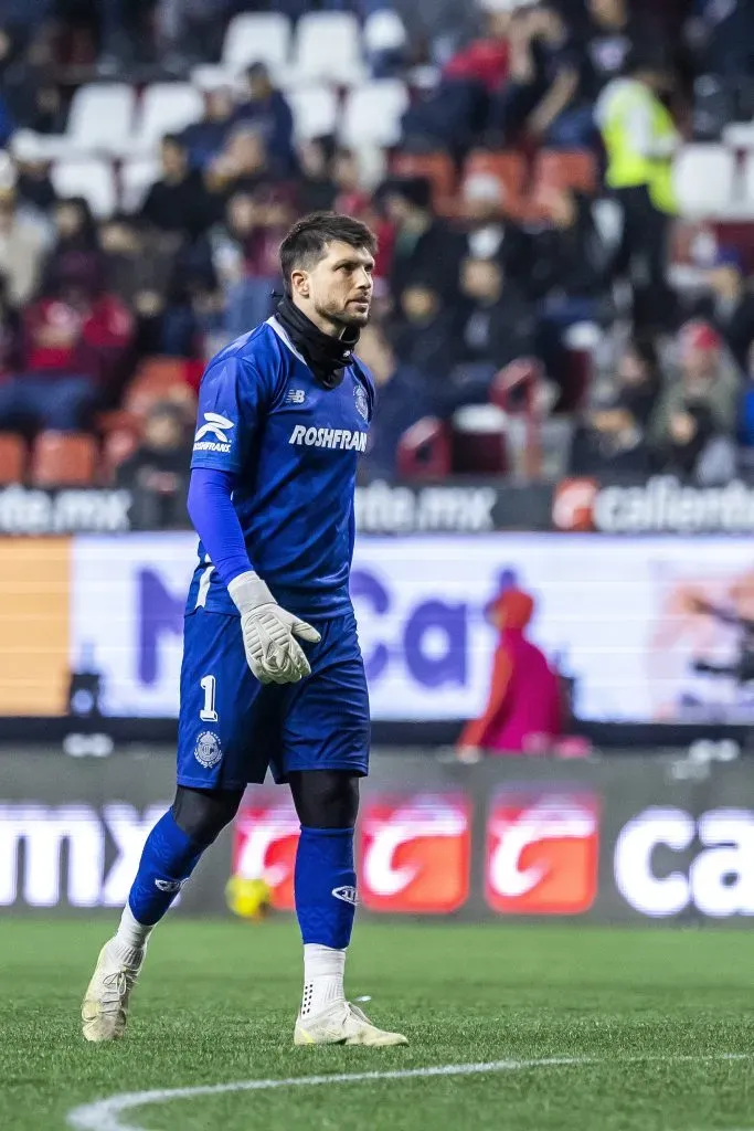 TIJUANA, MEXICO – JANUARY 10: Tiago Volpi of Toluca looks on during the 1st round match between Tijuana and Toluca as part of the Torneo Clausura 2025 Liga MX at Caliente Stadium on January 10, 2025 in Tijuana, Mexico. (Photo by Francisco Vega/Getty Images)