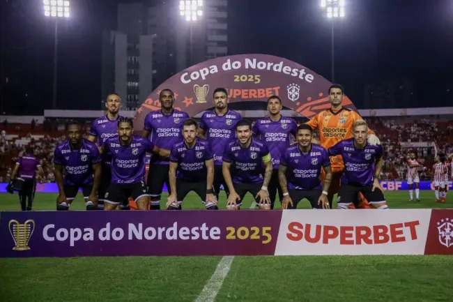 Jogadores do Ceará antes na partida contra Náutico, no estádio Aflitos pela Copa Do Nordeste 2025. Foto: Rafael Vieira/AGIF