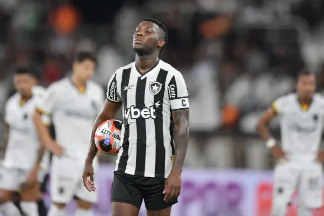 Patrick de Paula jogador do Botafogo durante partida contra o Volta Redonda no estádio Engenhão pelo campeonato Carioca 2025. Foto: Thiago Ribeiro/AGIF