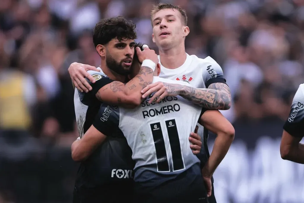 Romero e Yuri Alberto comemorando gol durante partida contra o Atletico-GO no Campeonato Brasileiro de 2024. Foto: Ettore Chiereguini/AGIF