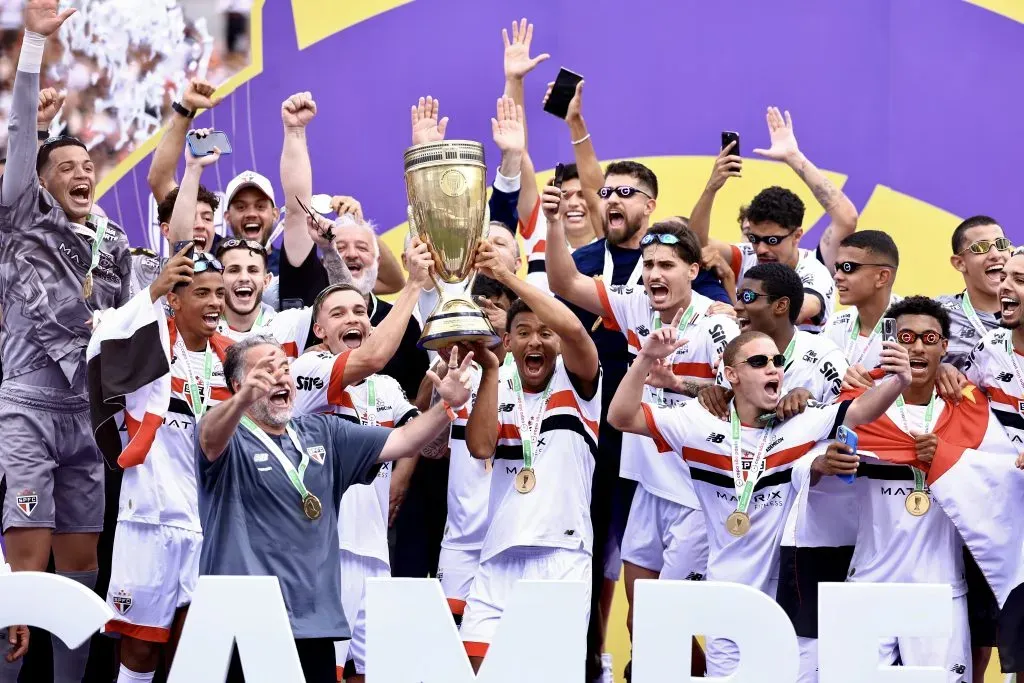 SP – SAO PAULO – 25/01/2025 – COPA SAO PAULO 2025, SAO PAULO X CORINTHIANS – Jogadores do Sao Paulo comemoram titulo de campeao apos partida contra o Corinthians no estadio Pacaembu pela decisao do campeonato Copa Sao Paulo 2025. Foto: Marcello Zambrana/AGIF