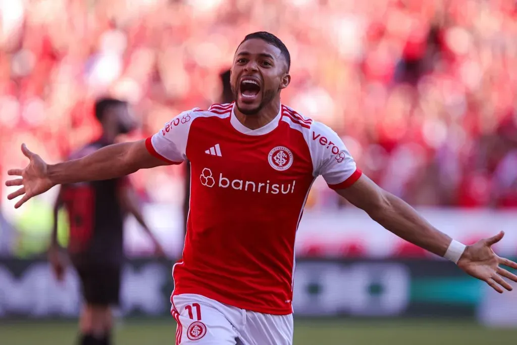 RS – PORTO ALEGRE – 24/11/2024 – BRASILEIRO A 2024, INTERNACIONAL X BRAGANTINO – Wanderson jogador do Internacional comemora seu gol durante partida contra o Bragantino no estadio Beira-Rio pelo campeonato Brasileiro A 2024. Foto: Maxi Franzoi/AGIF