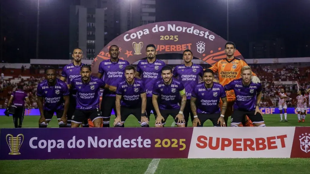 Jogadores do Ceará posando antes da partida contra o Náutico no Estádio Aflitos, Copa do Nordeste 2025