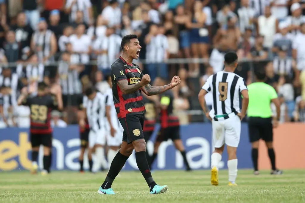 Lance durante a partida entre Central e Sport no Estadio Lacerdao em Caruaru (PE), pelo campeonato pernambucano 2025. Foto: Marlon Costa/AGIF