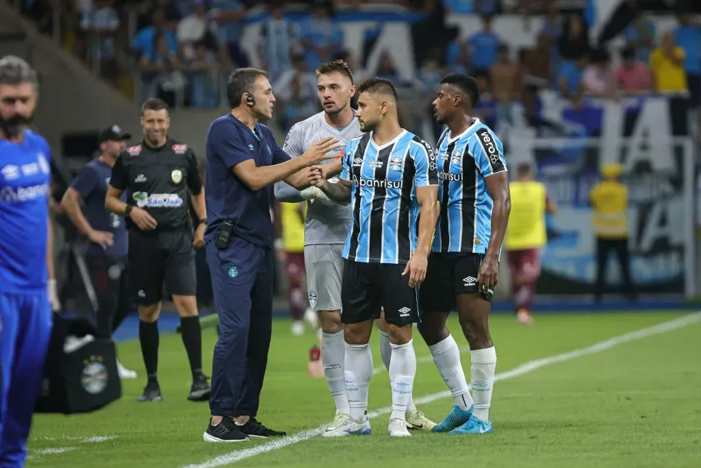 RS – PORTO ALEGRE – 26/01/2025 – GAUCHO 2025, GREMIO X CAXIAS – Jogadores do Gremio conversam com Leandro Desabato, auxiliar do Gremio, durante partida contra o Caxias no estadio Arena do Gremio pelo campeonato Gaucho 2025. Foto: Maxi Franzoi/AGIF