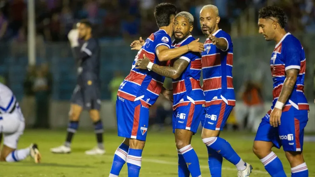 Jogadores do Fortaleza vibrando com Lucero – Foto: Baggio Rodrigues/AGIF