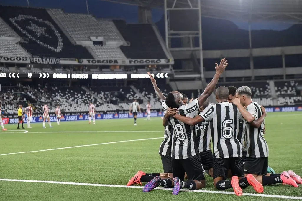 Patrick de Paula jogador do Botafogo comemora seu gol com jogadores do seu time durante partida contra o Bangu no estádio Engenhão pelo campeonato Carioca 2025. Foto: Thiago Ribeiro/AGIF