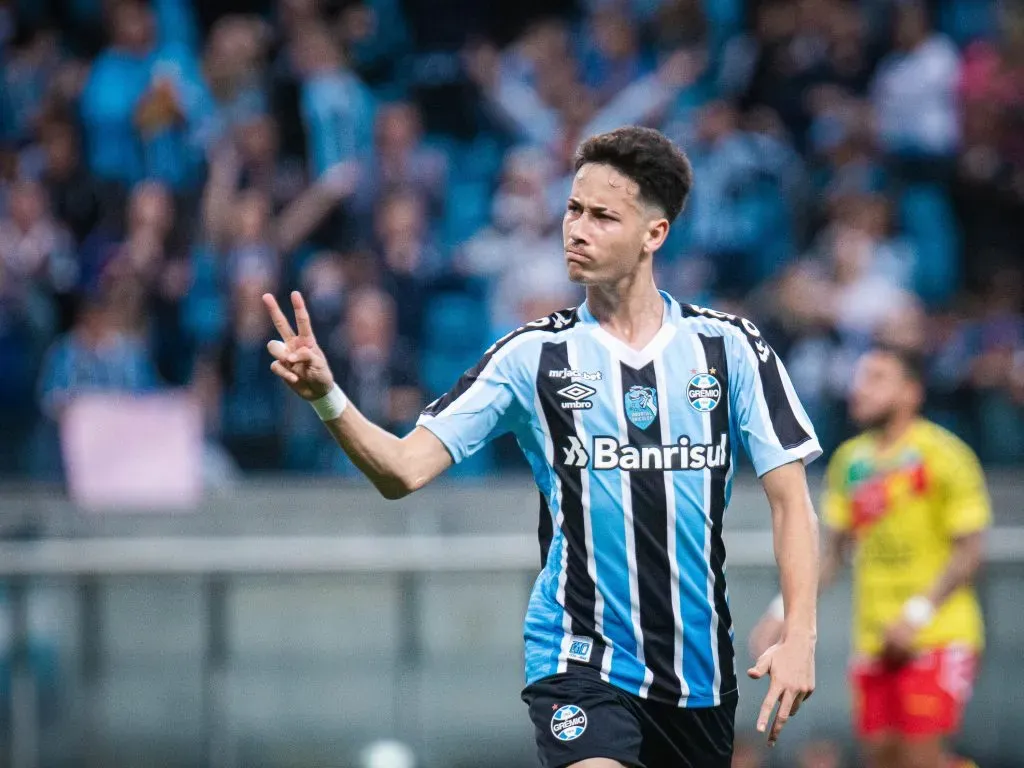 Gabriel Silva jogador do Grêmio comemora seu gol durante partida contra o Brusque na Arena do Grêmio pelo campeonato Brasileiro B 2022. Foto: Maxi Franzoi/AGIF