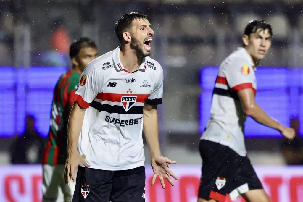 SP – SAO PAULO – 29/01/2025 – PAULISTA 2025, PORTUGUESA X SAO PAULO – Calleri jogador do Sao Paulo durante partida contra o Portuguesa no estadio Pacaembu pelo campeonato Paulista 2025. Foto: Marcello Zambrana/AGIF