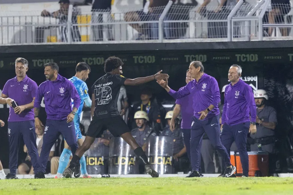 Talles Magno jogador do Corinthians comemora seu gol durante partida contra o Ponte Preta no Moises Lucarelli pelo campeonato Paulista 2025. Foto: Diogo Reis/AGIF