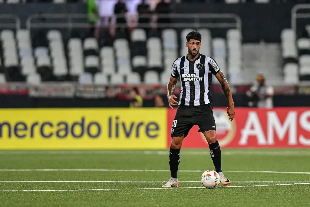 Alexander Barboza durante partida contra o Universitário na Copa Libertadores 2024. Foto: Thiago Ribeiro/AGIF