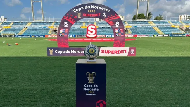 A bola do jogo antes da partida entre Ferroviário e Treze, no Presidente Vargas (CE), pela Copa Do Nordeste 2025. Foto: Baggio Rodrigues/AGIF