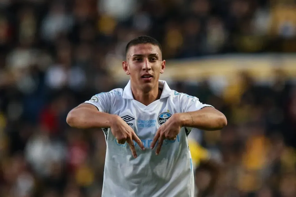 SC – CRICIUMA – 25/08/2024 – BRASILEIRO A 2024, CRICIUMA X GREMIO – Monsalve jogador do Gremio comemora seu gol durante partida contra o Criciuma no estadio Heriberto Hulse pelo campeonato Brasileiro A 2024. Foto: Leonardo Hubbe/AGIF