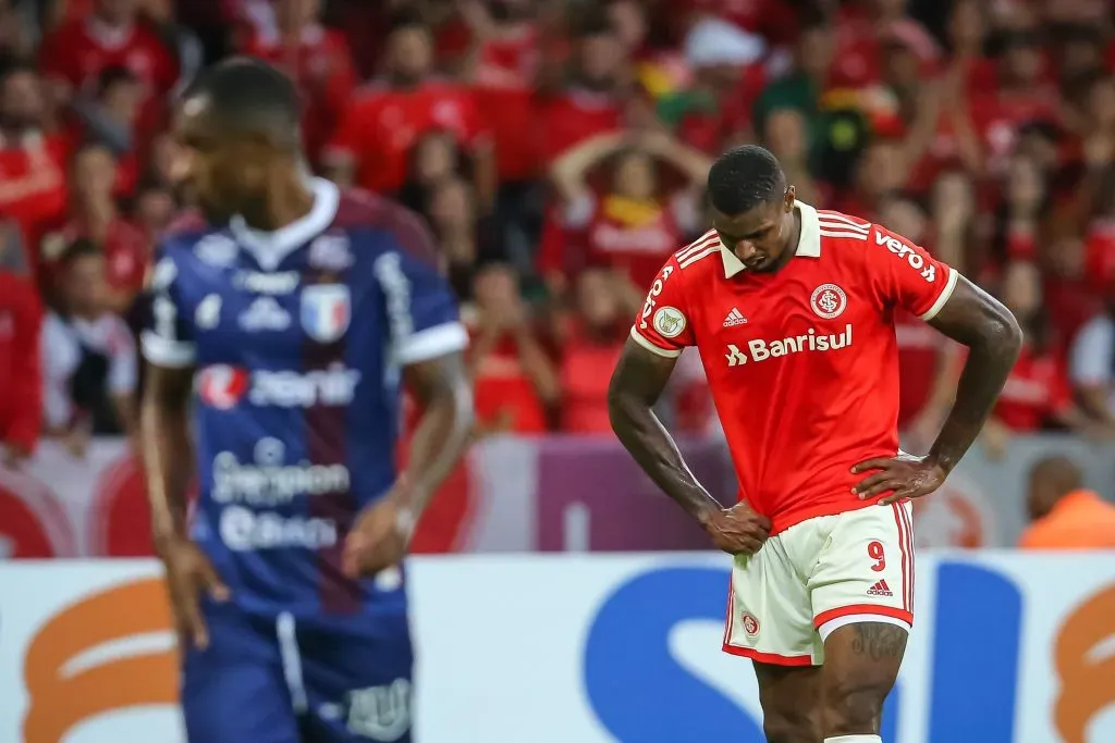 Wesley Moraes jogador do Internacional lamenta chance perdida durante partida contra o Fortaleza no estadio Beira-Rio pelo campeonato Brasileiro A 2022. Foto: Pedro H. Tesch/AGIF