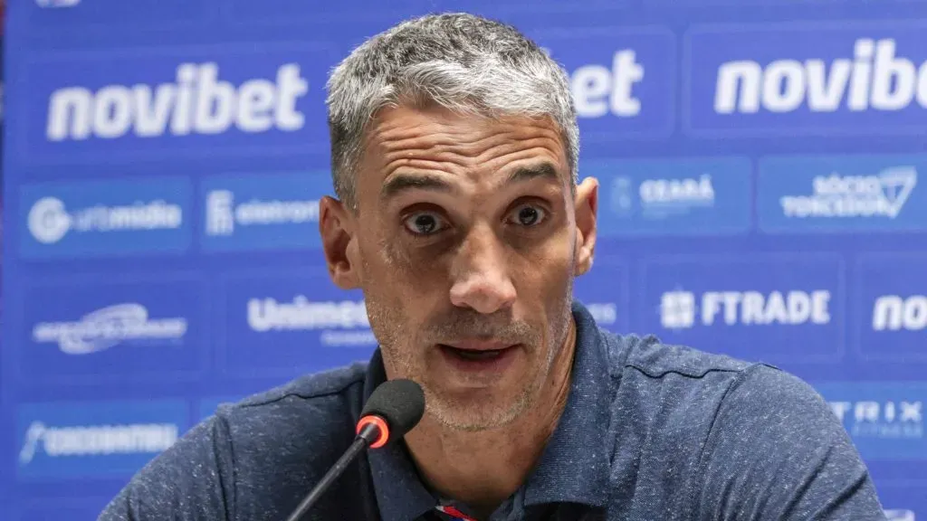 Juan Pablo Vojvoda, técnico do Fortaleza, durante entrevista coletiva. Foto: Robson Mafra/AGIF