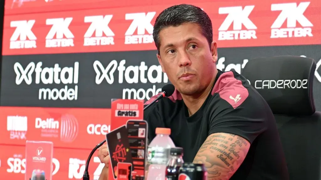 Thiago Carpini durante entrevista coletiva após partida pelo Campeonato Baiano – Foto: Walmir Cirne/AGIF
