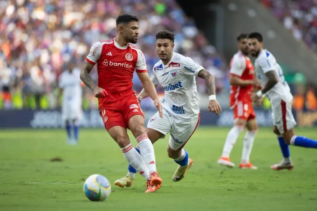 Bruno Tabata, jogador do Internacional, durante partida contra o Fortaleza na Arena Castelão, pelo Brasileiro 2024. Foto: Baggio Rodrigues/AGIF