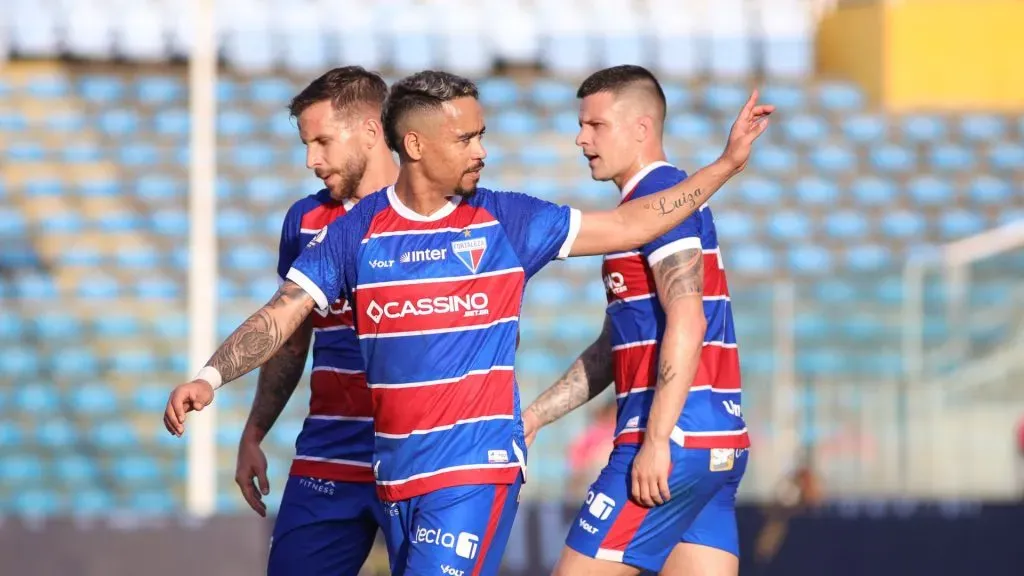 Pikachu, jogador do Fortaleza, celebra seu gol na partida contra o Floresta, realizada no estádio Presidente Vargas (CE), pelo Campeonato Cearense 2025. Foto: Lucas Emanuel/AGIF
