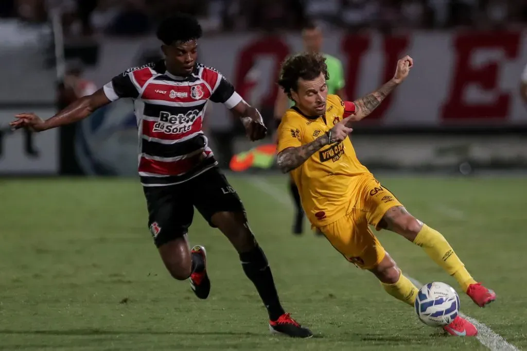 Lucas Lima, jogador do Sport, durante partida contra o Santa Cruz no estadio Arruda pelo campeonato Pernambucano 2025. Foto: Rafael Vieira/AGIF