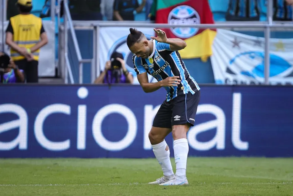 Braithwaite, jogador do Grêmio, comemora seu gol durante partida contra o Sao Luiz-RS no estadio Arena do Gremio pelo campeonato Gaúcho 2025. Foto: Maxi Franzoi/AGIF
