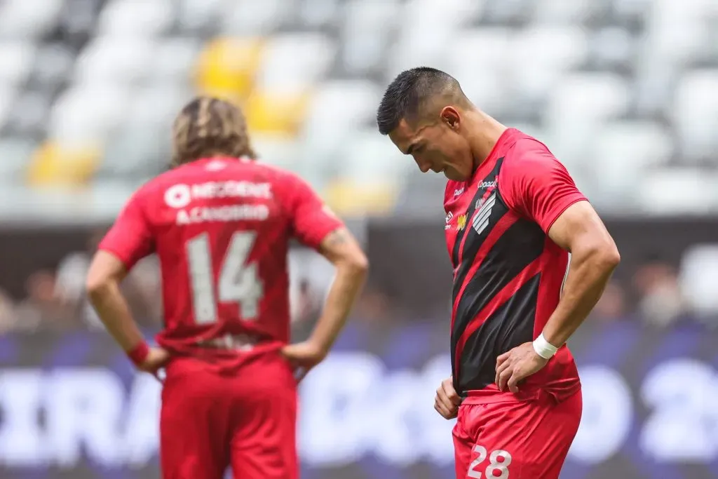 Cuello e Canobbio após partida contra o Atlético-MG, que sacramentou o rebaixamento para a Série B de 2025. Foto: Gilson Lobo/AGIF