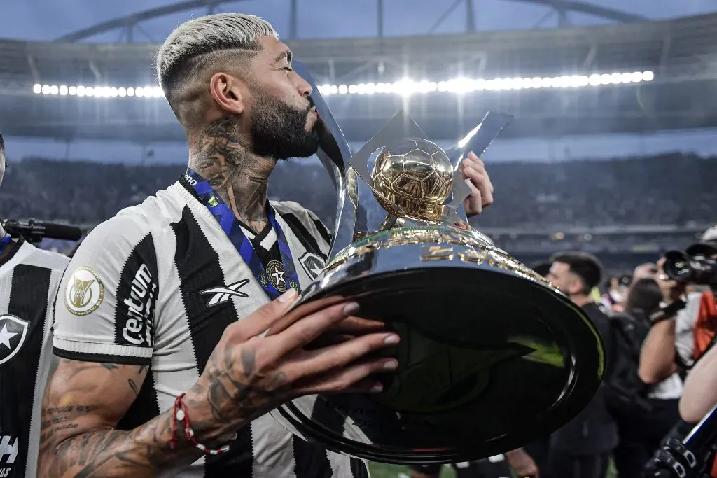 Barboza com a taça do Campeonato Brasileiro de 2024. Foto: Thiago Ribeiro/AGIF