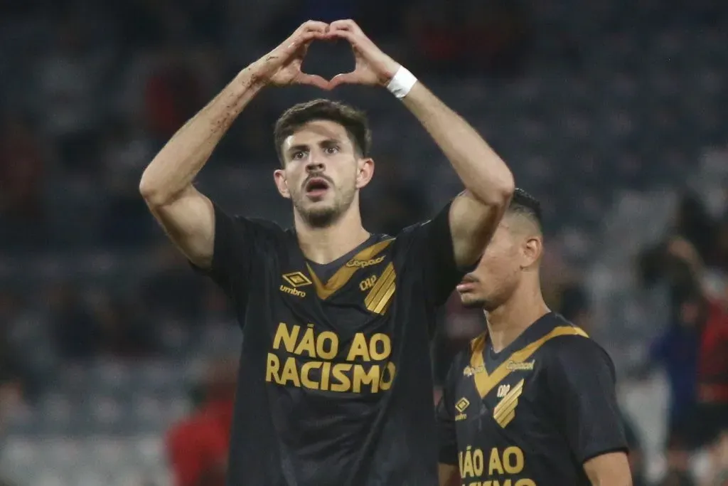 Di Yorio comemorando gol durante partida contra o Cianorte no Campeonato Paranaense de 2025. Foto: Gabriel Machado/AGIF