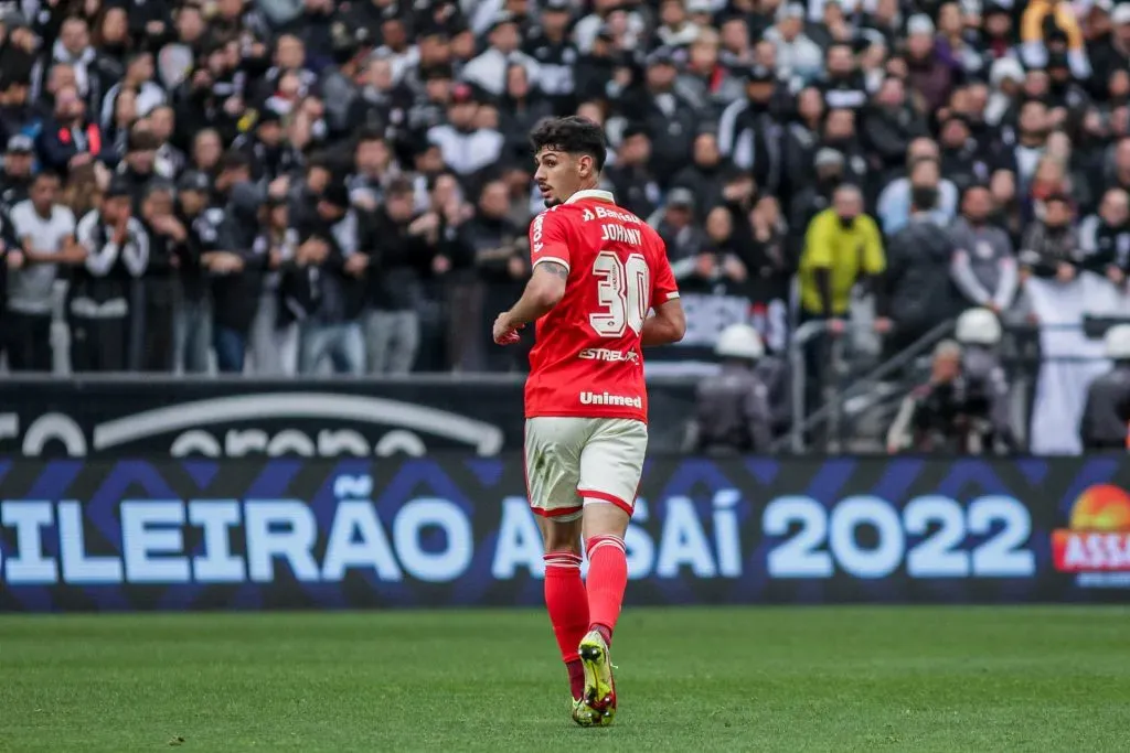 Johnny jogador do Internacional durante partida contra o Corinthians no estadio Arena Corinthians pelo campeonato Brasileiro A 2022. Foto: Guilherme Drovas/AGIF