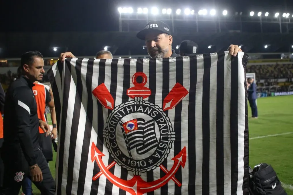 SC – CRICIUMA – 30/11/2024 – BRASILEIRO A 2024, CRICIUMA X CORINTHIANS – Augusto Melo presidente do Corinthians comemora vitoria durante partida contra o Criciuma no estadio Heriberto Hulse pelo campeonato Brasileiro A 2024. Foto: Leonardo Hubbe/AGIF
