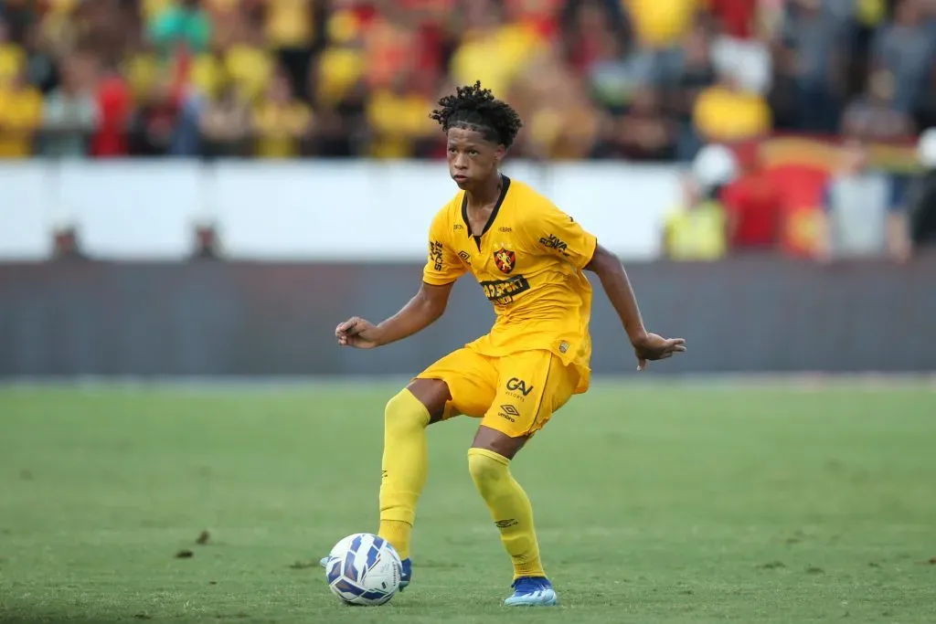 Zé Lucas, jogador do Sport, durante a partida entre Santa Cruz e Sport no Arruda, em Recife (PE), pelo Campeonato Pernambucano 2025. Foto: Marlon Costa/AGIF