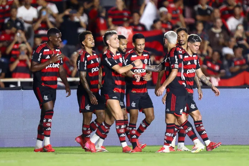 Jogadores do Flamengo comemorando gol durante partida contra a Portuguesa. Foto: Gilvan de Souza/Flamengo