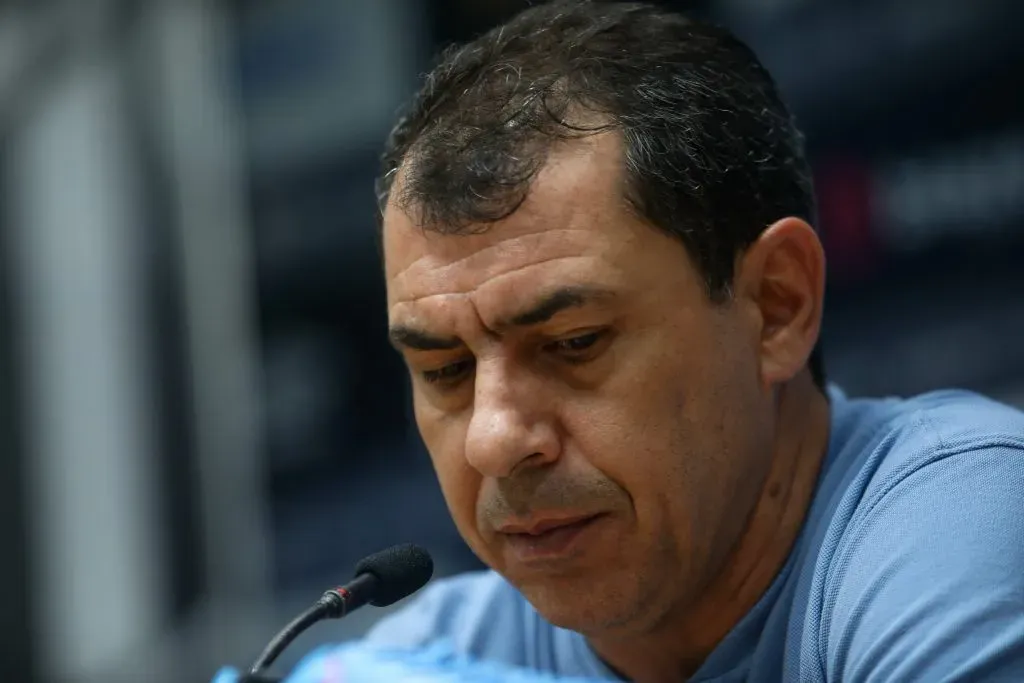 SP – SANTOS – 30/08/2024 – BRASILEIRO B 2024, SANTOS X PONTE PRETA – Fabio Carille tecnico do Santos durante coletiva apos a partida contra o Ponte Preta no estadio Vila Belmiro pelo campeonato Brasileiro B 2024. Foto: Reinaldo Campos/AGIF