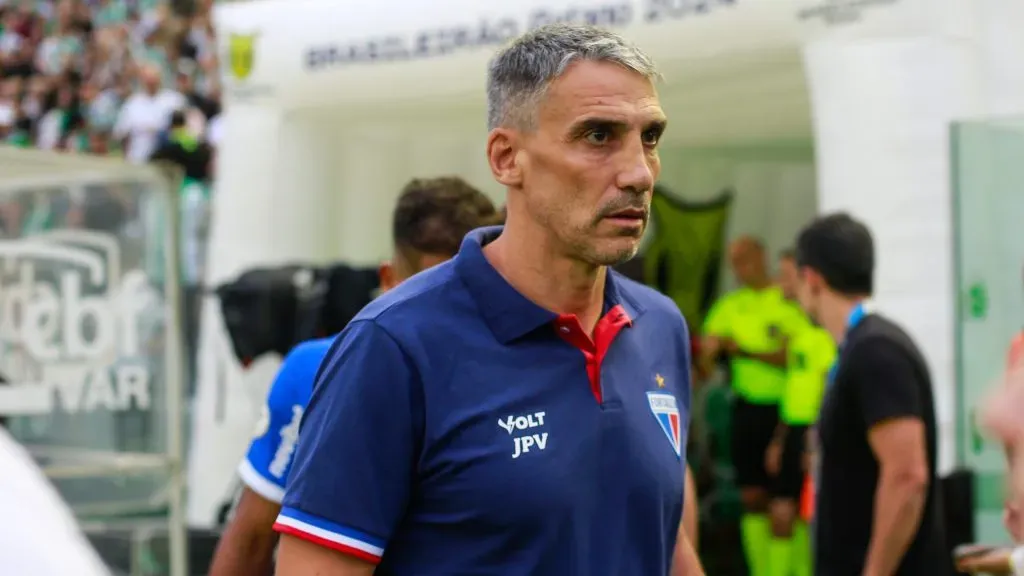 Juan Vojvoda, técnico do Fortaleza, durante partida pelo campeonato Brasileiro A 2024. Foto: Luiz Erbes/AGIF