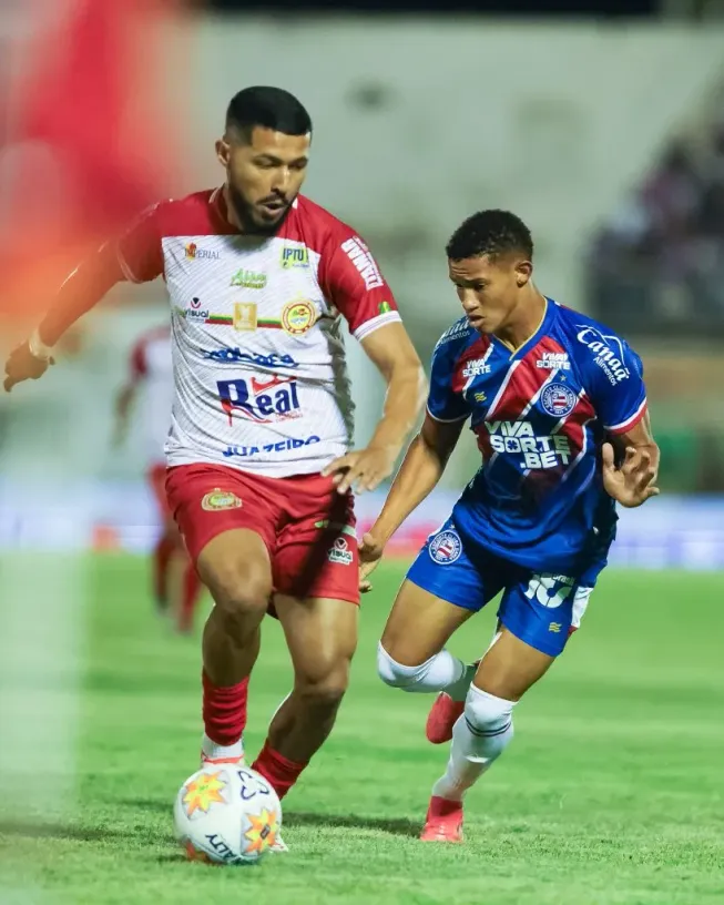 Tiago, atacante do Bahia, em disputa de bola contra o Jequié (Imagem: Catarina Brandão/EC Bahia)