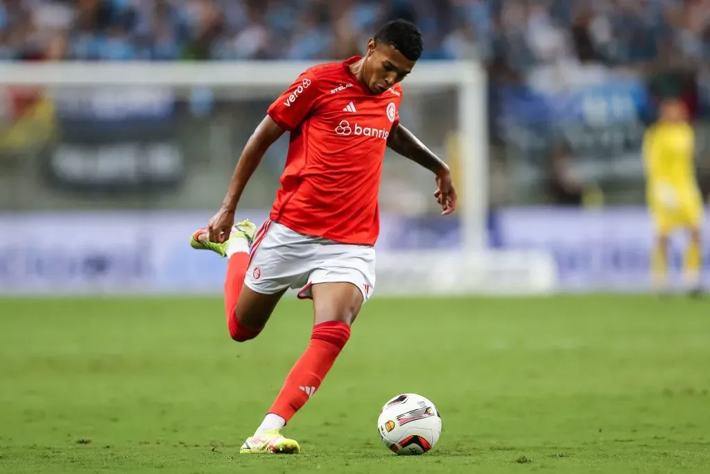 Matheus Dias jogador do Internacional atuando no Grenal em 2023 – Foto: Pedro H. Tesch/AGIF