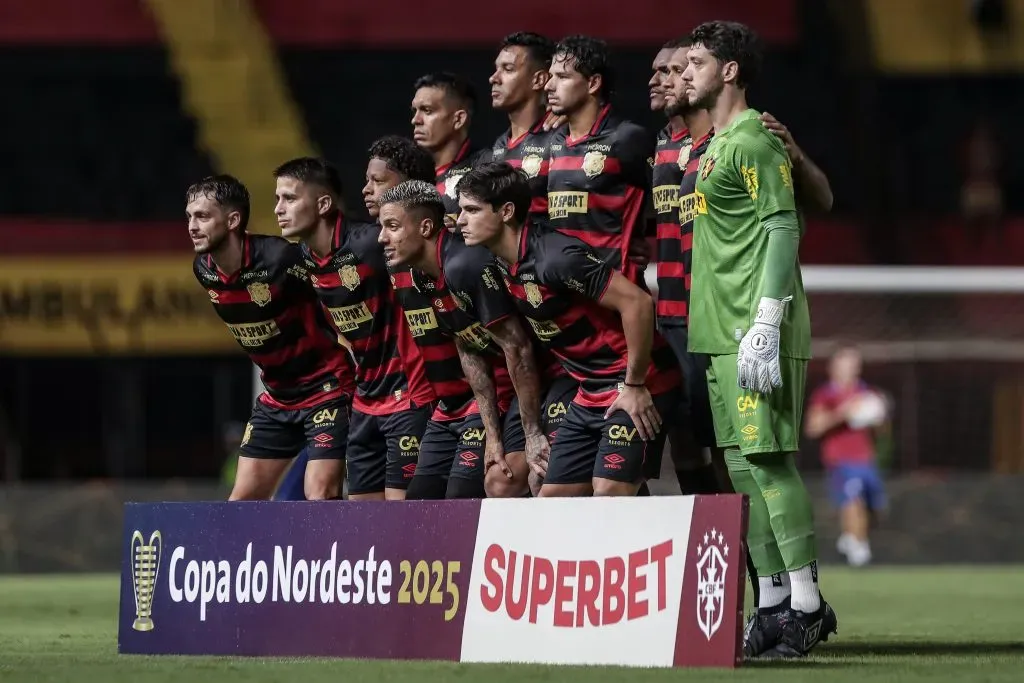 Jogadores do Sport posam para foto antes na partida contra Fortaleza no estadio Ilha do Retiro pelo campeonato Copa Do Nordeste 2025. Foto: Rafael Vieira/AGIF