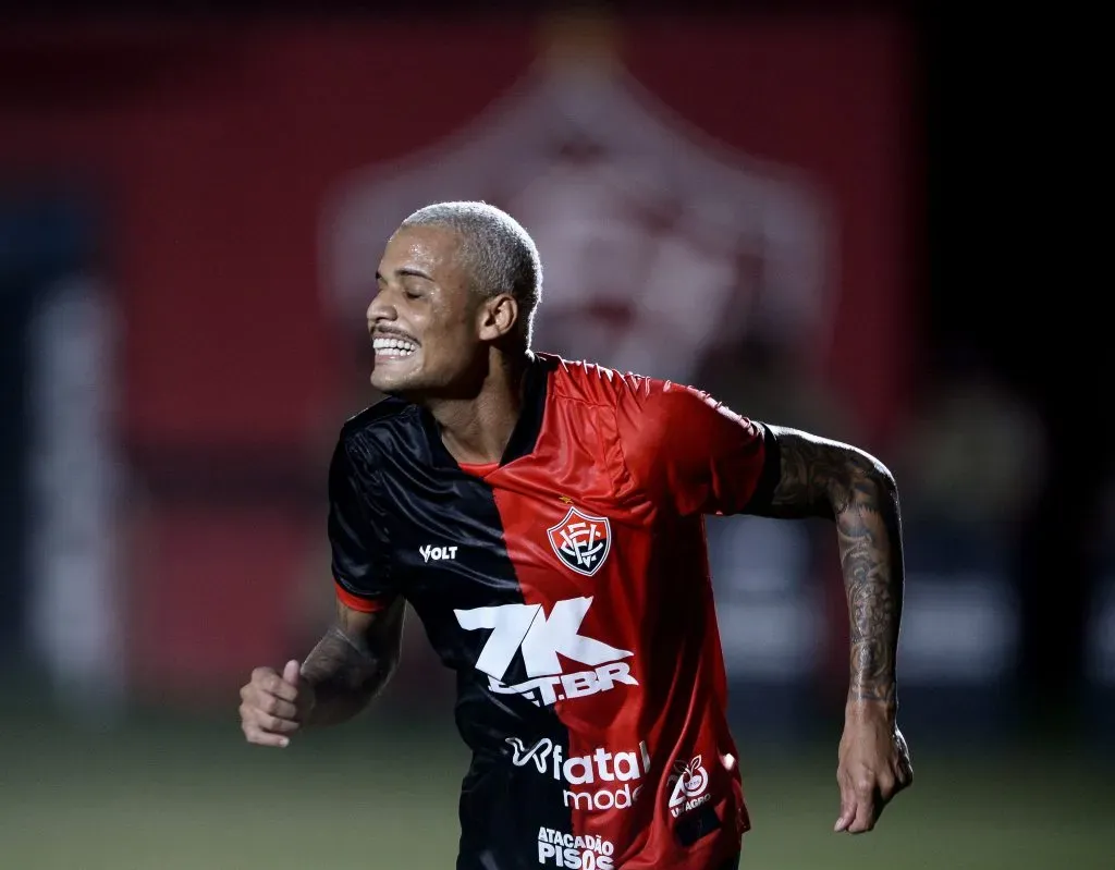 Janderson, jogador do Vitória, comemora seu gol durante partida contra o Sousa no estadio Barradao pelo campeonato Copa Do Nordeste 2025. Foto: Jhony Pinho/AGIF