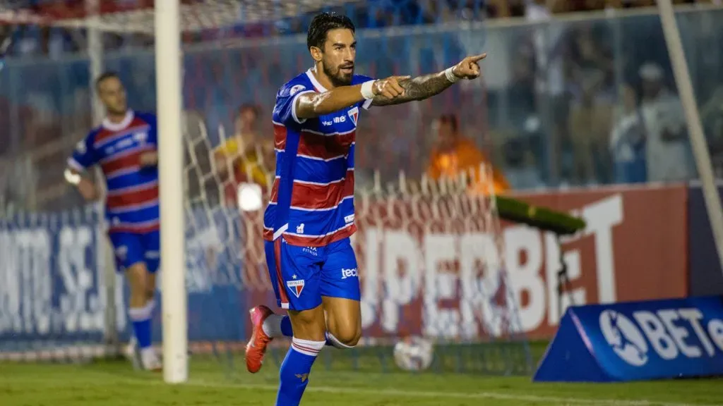 Lucero comemornado pelo Fortaleza após balançar a rde contra o Cariri – Foto: Baggio Rodrigues/AGIF