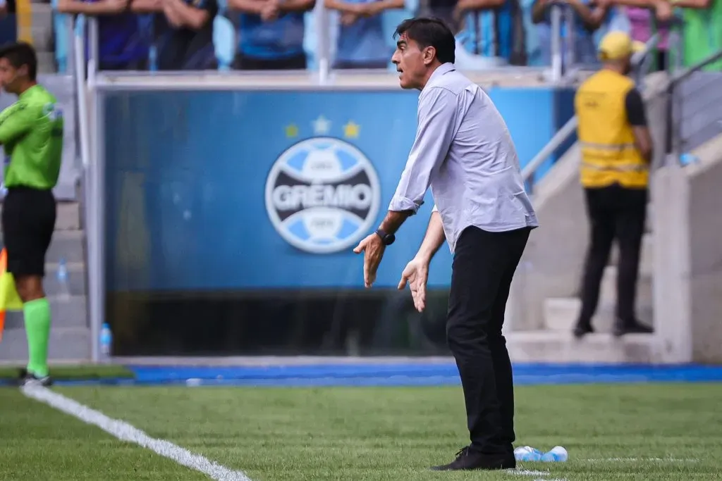 Gustavo Quinteros tecnico do Grêmio durante partida contra o São Luiz-RS pelo campeonato Gaucho 2025. Foto: Maxi Franzoi/AGIF