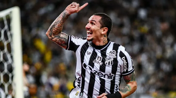 Vina vibrando pelo Vozão em duelo contra o Fortaleza pela Copa do Brasil 2022 – Foto: Kely Pereira/AGIF