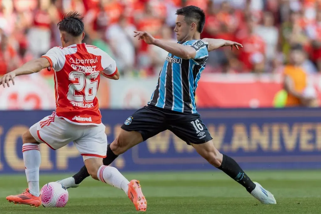 RS – PORTO ALEGRE – 19/10/2024 – BRASILEIRO A 2024, INTERNACIONAL X GREMIO – Bernabei jogador do Internacional disputa lance com Aravena jogador do Gremio durante partida no estadio Beira-Rio pelo campeonato Brasileiro A 2024. Foto: Liamara Polli/AGIF