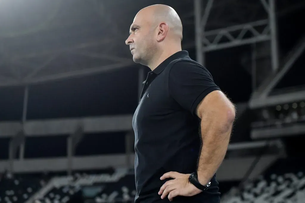 RJ – RIO DE JANEIRO – 29/01/2025 – CARIOCA 2025, BOTAFOGO X FLUMINENSE – Carlos Leiria tecnico do Botafogo durante partida contra o Fluminense no estadio Engenhao pelo campeonato Carioca 2025. Foto: Thiago Ribeiro/AGIF